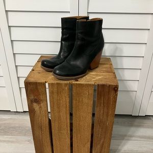 Korks Black leather boots with tan heels
